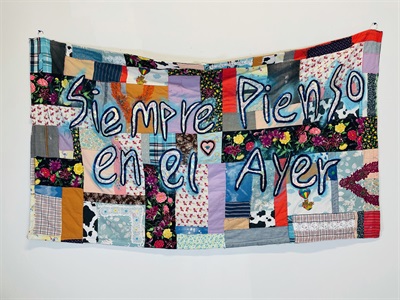 Patchwork quilt with the words siempre pienso en ei eyer